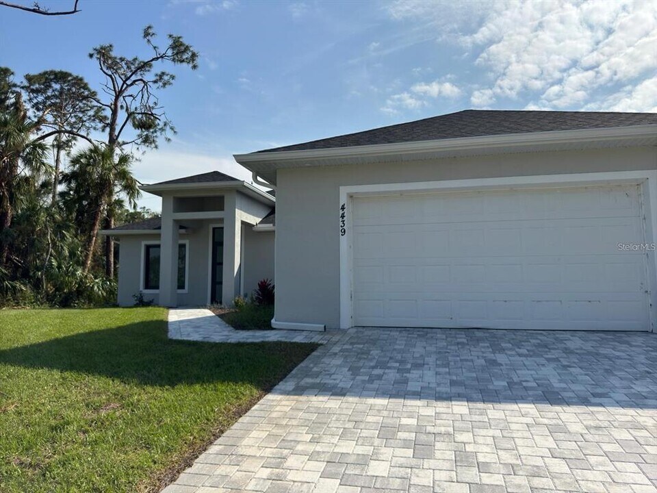 4439 Eldron Ave in North Port, FL - Building Photo