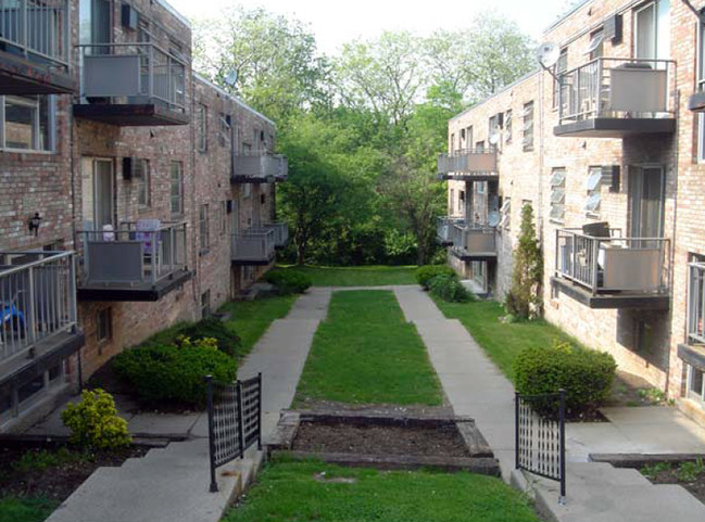 Four Lanterns Apartments in Cincinnati, OH - Building Photo - Building Photo