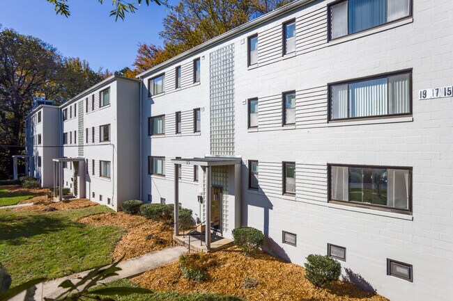 Parkway Gardens Apartments in Greenbelt, MD - Foto de edificio - Building Photo