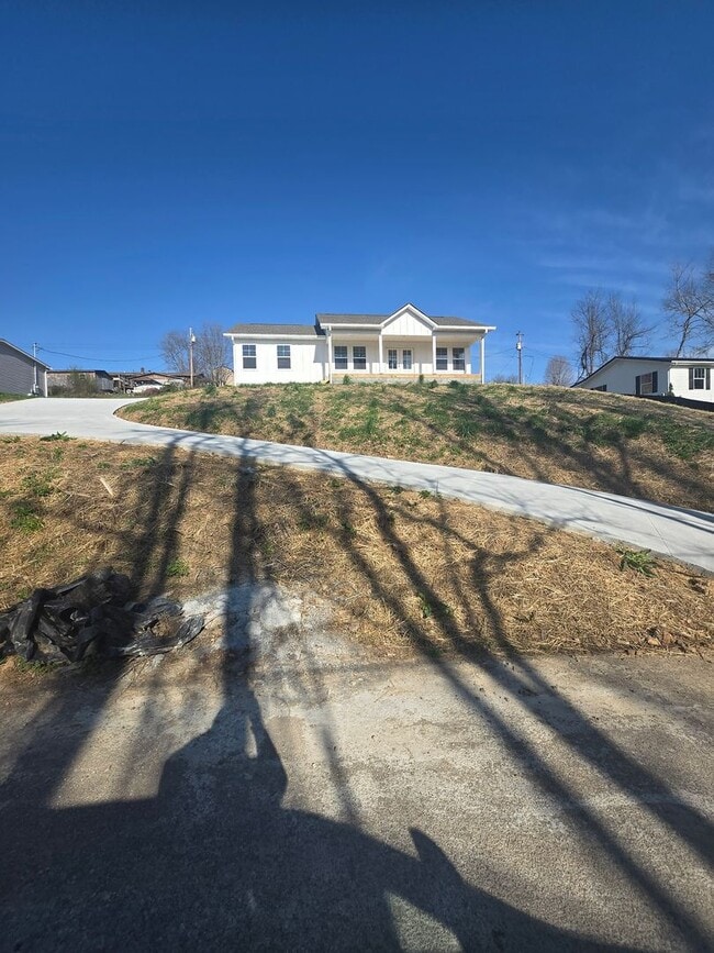 324 Wilson Hurst St in Tazewell, TN - Building Photo - Building Photo