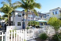 157-163 D Ave in Coronado, CA - Foto de edificio - Building Photo