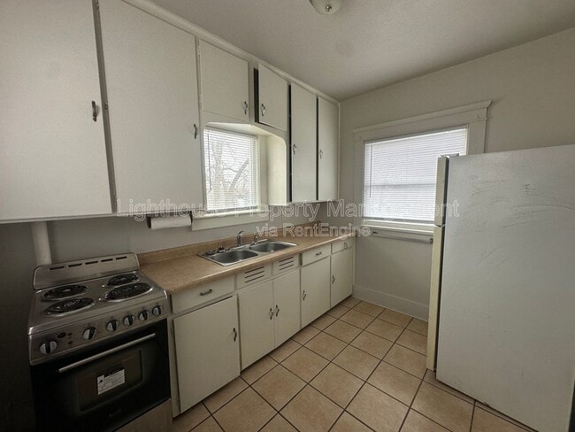 566 Capital Ave SW in Battle Creek, MI - Building Photo - Building Photo