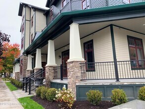 25 Lawrence St in Saratoga Springs, NY - Building Photo - Building Photo