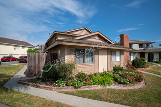 17052 Grove Cir in Huntington Beach, CA - Building Photo - Building Photo