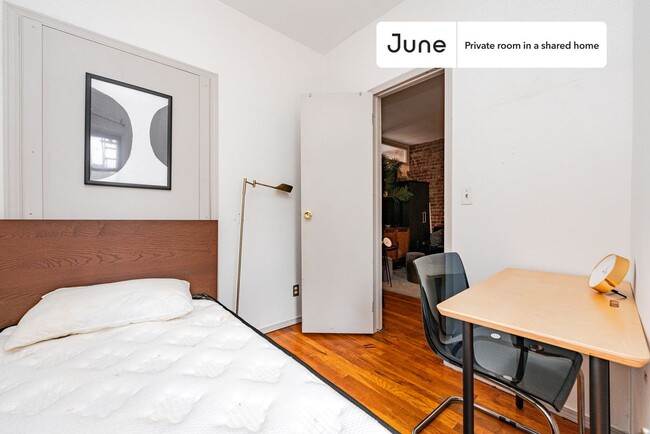 Private bedroom in 3 bed/1 bath Home in New York, NY - Building Photo - Building Photo