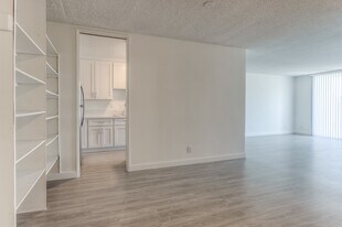 125 N Barrington Ave in Los Angeles, CA - Building Photo