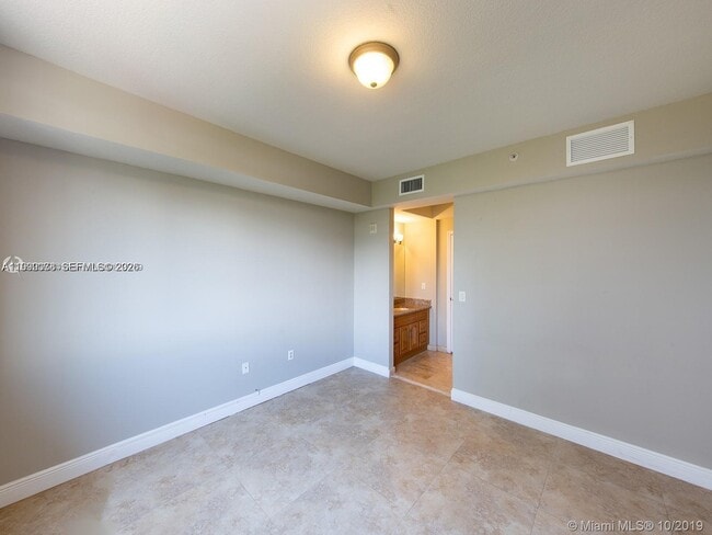 3590 Coral Way, Unit 509 in Miami, FL - Foto de edificio - Building Photo