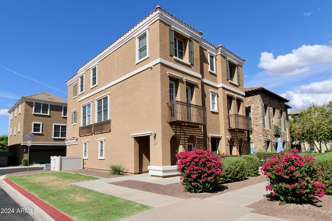 1629 E Canyon Creek Dr in Gilbert, AZ - Foto de edificio