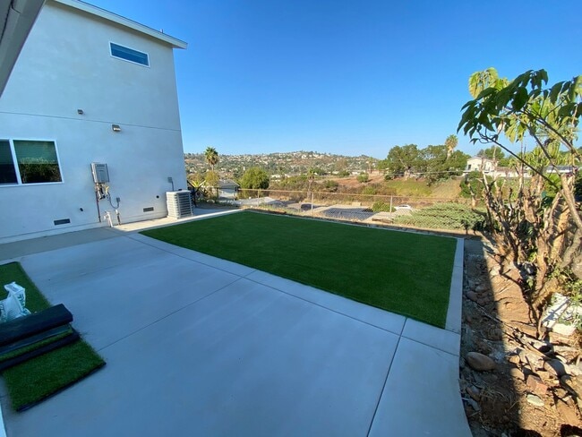 5245 E Falls View Dr in San Diego, CA - Building Photo - Building Photo