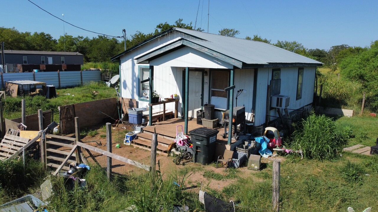 175 County Rd 478 in Pandora, TX - Building Photo