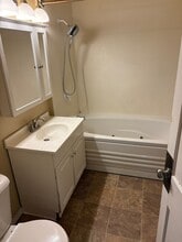 2025 W 4th St in Waterloo, IA - Building Photo - Building Photo