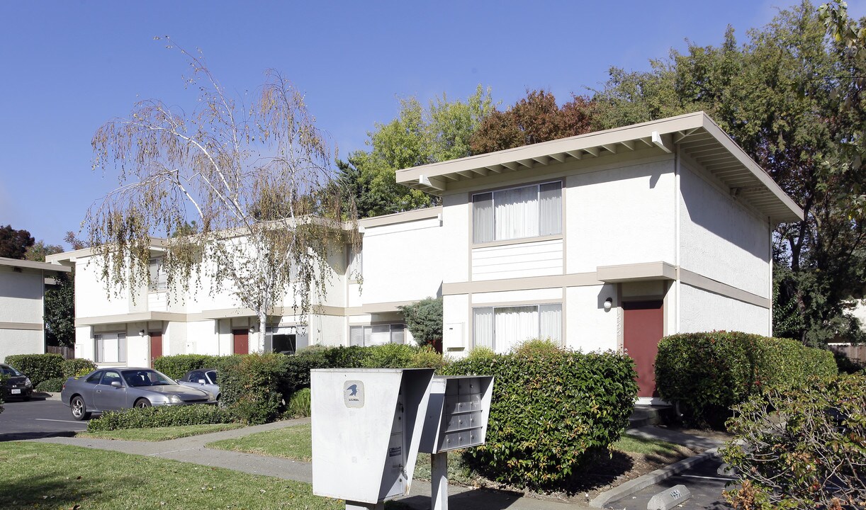 1549-1555 Drake Dr in Davis, CA - Foto de edificio