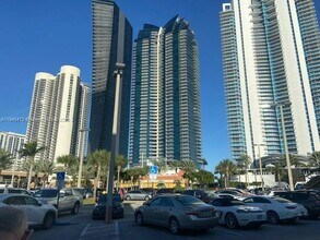 16919 N Bay Rd in Sunny Isles Beach, FL - Building Photo - Building Photo