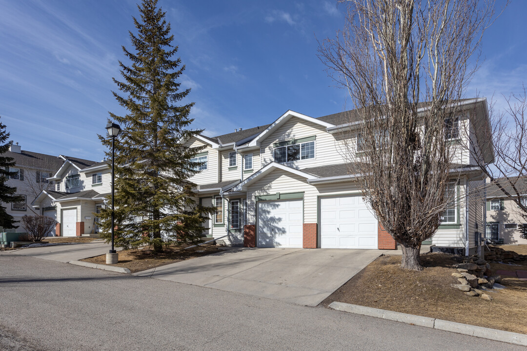 Country Hills Villas in Calgary, AB - Building Photo