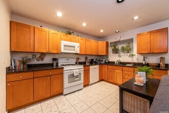 680 W Beech St-Unit -B in Long Beach, NY - Building Photo - Building Photo