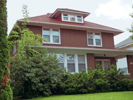 811 W Adams Rd in Macomb, IL - Building Photo