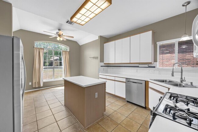 8404 Tyhurst Dr in Austin, TX - Building Photo - Building Photo