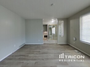 5009 S 2575 W in Roy, UT - Foto de edificio - Building Photo