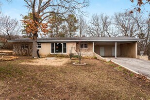 1236 E Township St in Fayetteville, AR - Building Photo