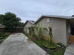 301 NW 83rd Way in Pembroke Pines, FL - Building Photo - Building Photo
