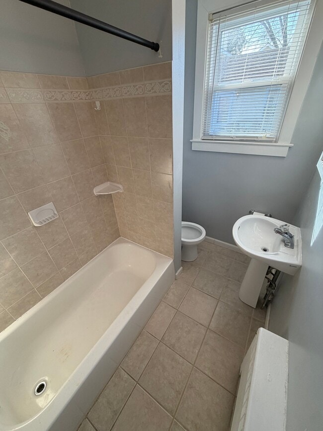 38 Marple Ave, Unit # B in Clifton Heights, PA - Foto de edificio - Building Photo