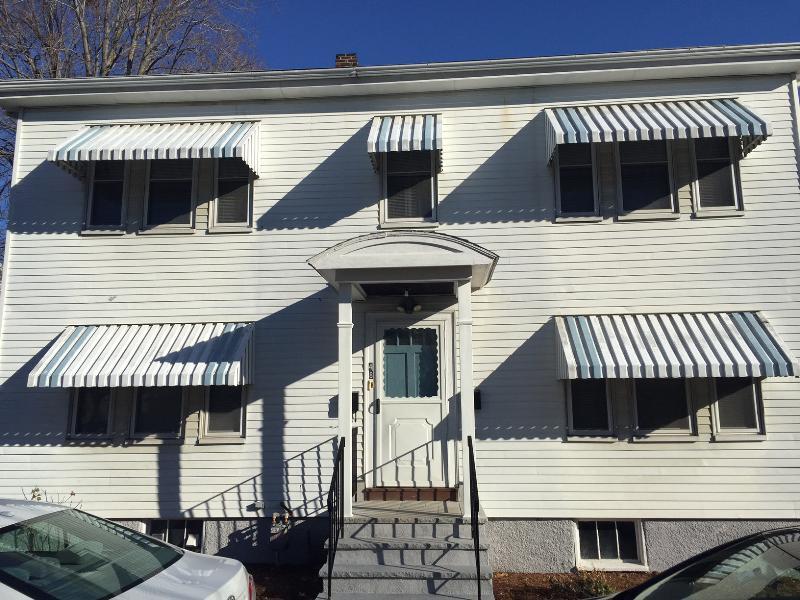 48 Oak St, Unit #2 in Dedham, MA - Foto de edificio