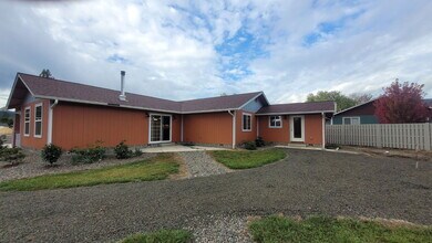 13130 Lookingglass Rd in Winston, OR - Building Photo - Building Photo