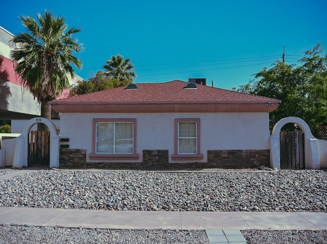 69 E Columbus Ave, Unit 2 in Phoenix, AZ - Foto de edificio - Building Photo