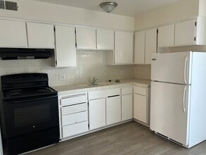 1215-1237 Minnewawa Ave in Clovis, CA - Foto de edificio - Building Photo