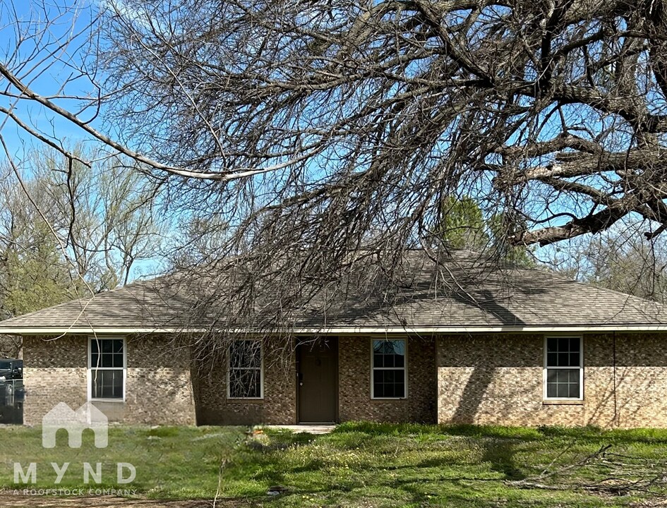 413 E 3rd St in Springtown, TX - Building Photo
