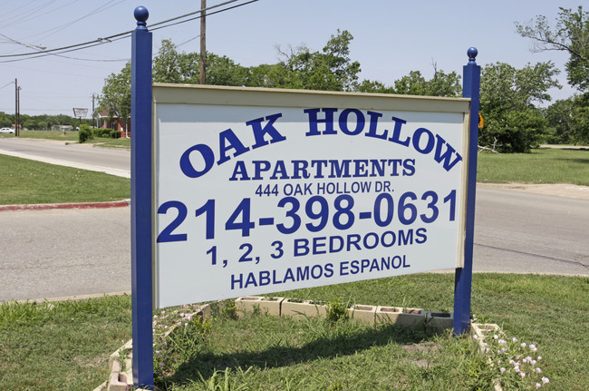 Oak Hollow Apartments in Dallas, TX - Foto de edificio - Building Photo