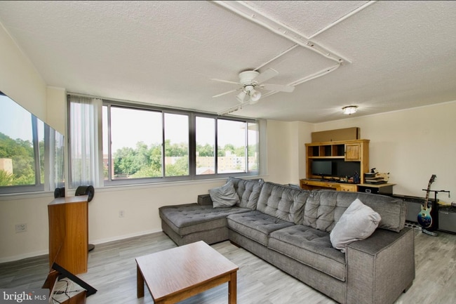 5353 Columbia Pike, Unit 503 in Arlington, VA - Foto de edificio - Building Photo