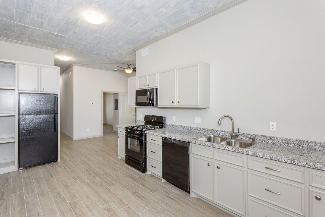 215 N Milby St in Houston, TX - Building Photo