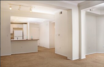 2257 Watermarke Pl in Irvine, CA - Foto de edificio - Building Photo