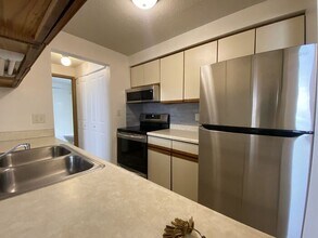 904 Benton Dr in Iowa City, IA - Building Photo - Building Photo