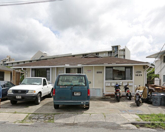 Creekside Apartments in Honolulu, HI - Building Photo - Building Photo