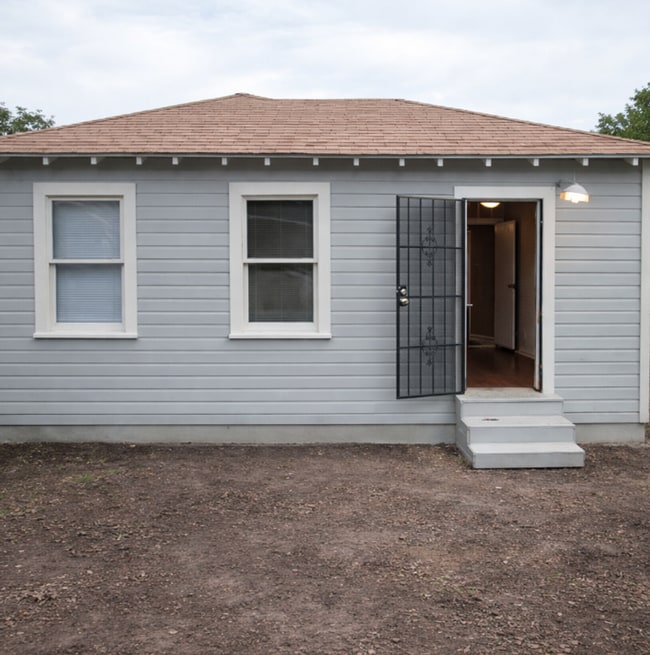 932 Poinsettia St in San Antonio, TX - Building Photo - Building Photo