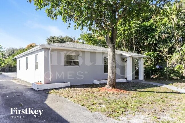 1517 17th Ave N in Lake Worth, FL - Building Photo - Building Photo