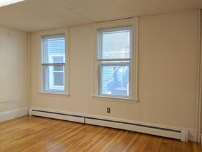 20 Mossland St, Unit 1 in Somerville, MA - Foto de edificio - Building Photo
