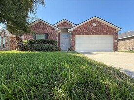 306 Edgewater Park Dr in Bacliff, TX - Building Photo