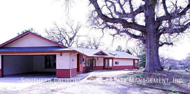 24501 Willow Pass Dr in Tehachapi, CA - Building Photo - Building Photo