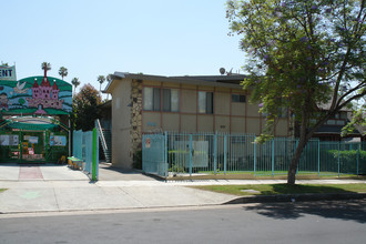 942 Menlo Ave in Los Angeles, CA - Building Photo - Building Photo