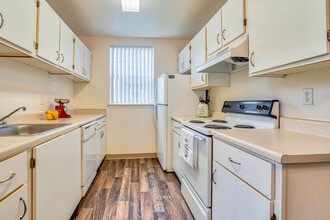 Oak Glen Apartments in Hillsboro, OR - Building Photo - Building Photo