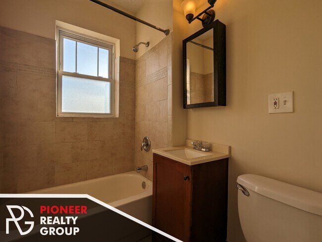 949 W Cornelia Ave, Unit 3B in Chicago, IL - Building Photo - Building Photo