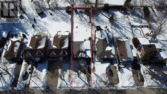 16 Muir Dr in Toronto, ON - Building Photo