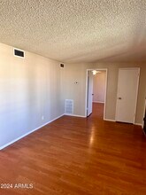 2411 W Hazelwood St-Unit -277 in Phoenix, AZ - Foto de edificio - Building Photo