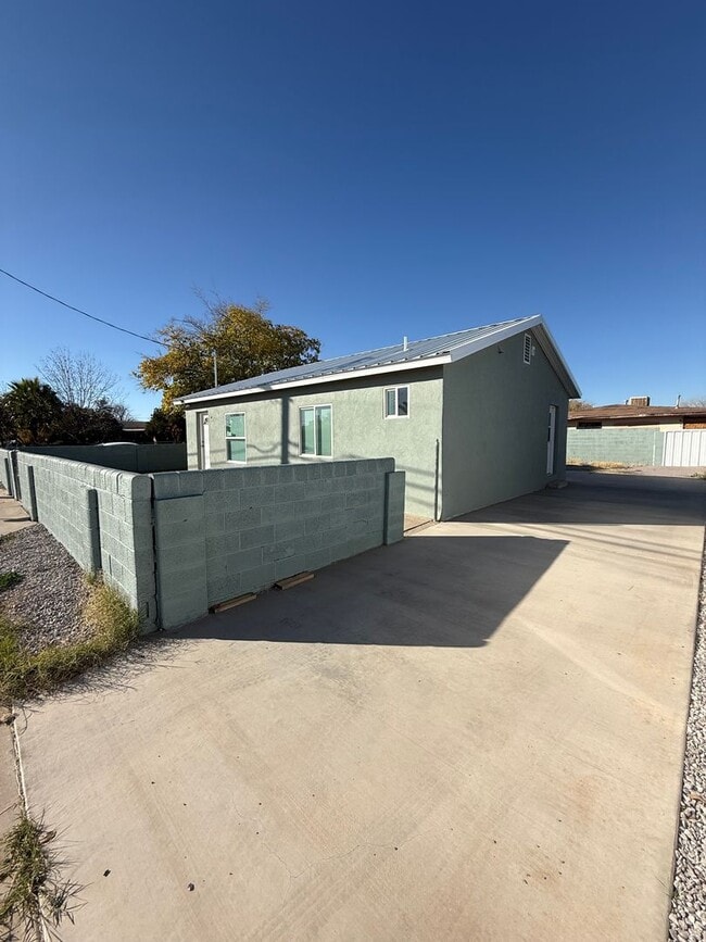 1080 Davis Ave in Las Cruces, NM - Building Photo - Building Photo