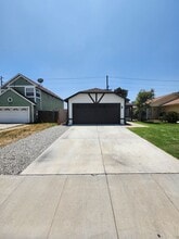 947 W Manzanita St in Bloomington, CA - Building Photo - Building Photo