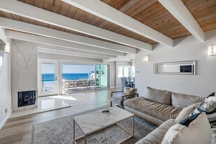 Strand 5 in Manhattan Beach, CA - Building Photo