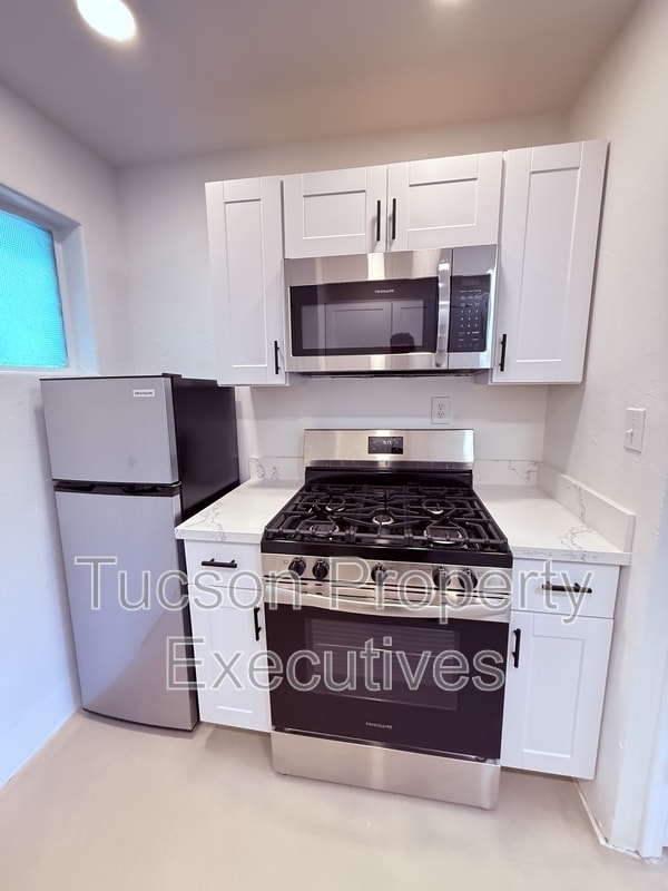 property at 810 N Alvernon Way